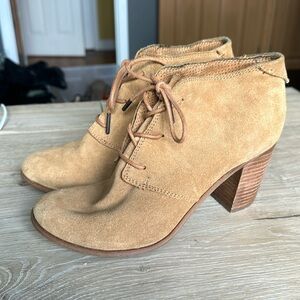 Toms Chukka Boots Womens 8.5 Heels Ankle Booties Tan Suede Closed Toe Lace Up